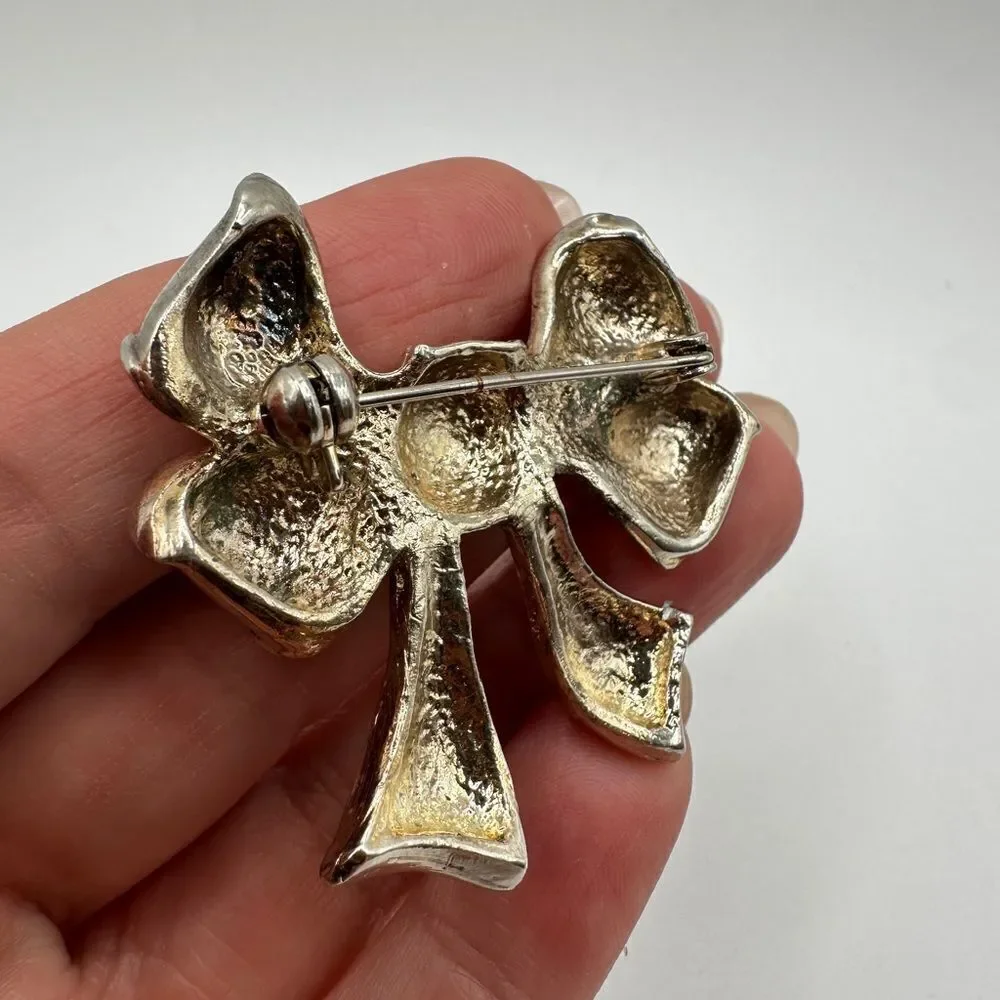 Stunning Silver plated‎ bow pin/brooch!